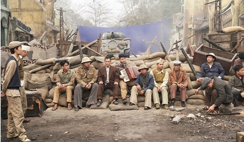 Các diễn viên trên trường quay.