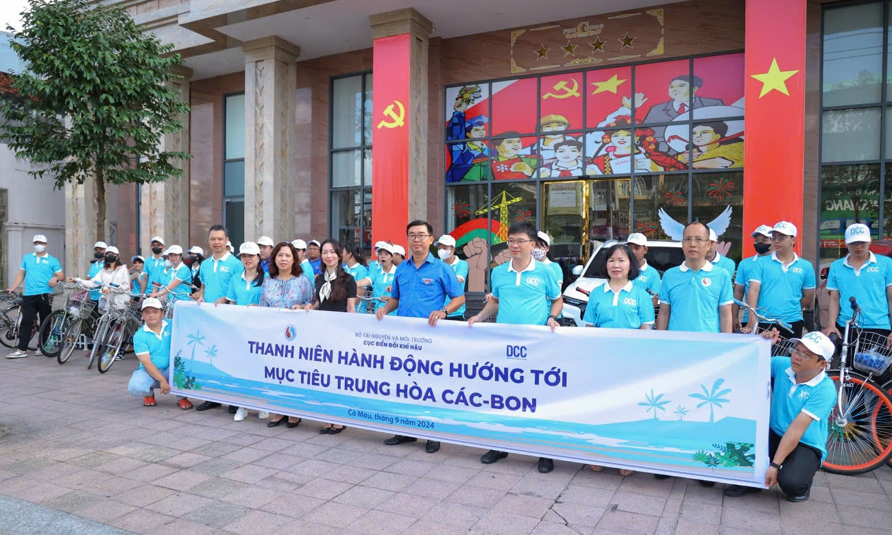 Đoàn đạp xe diễu hành tuyên truyền hướng tới mục tiêu trung hòa các bon.