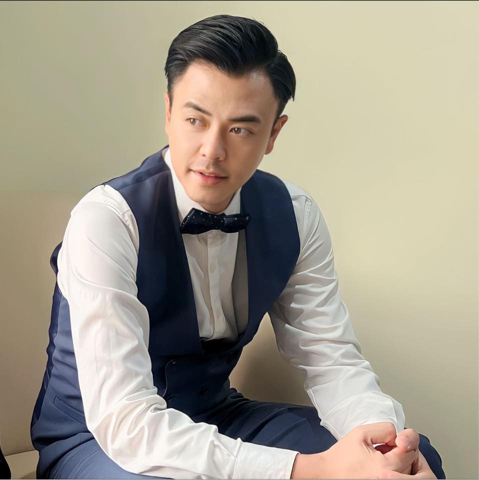 Netizen cho rằng chú rể nhìn rất giống Tuấn Tú. Netizen cho rằng chú rể nhìn rất giống Tuấn Tú.