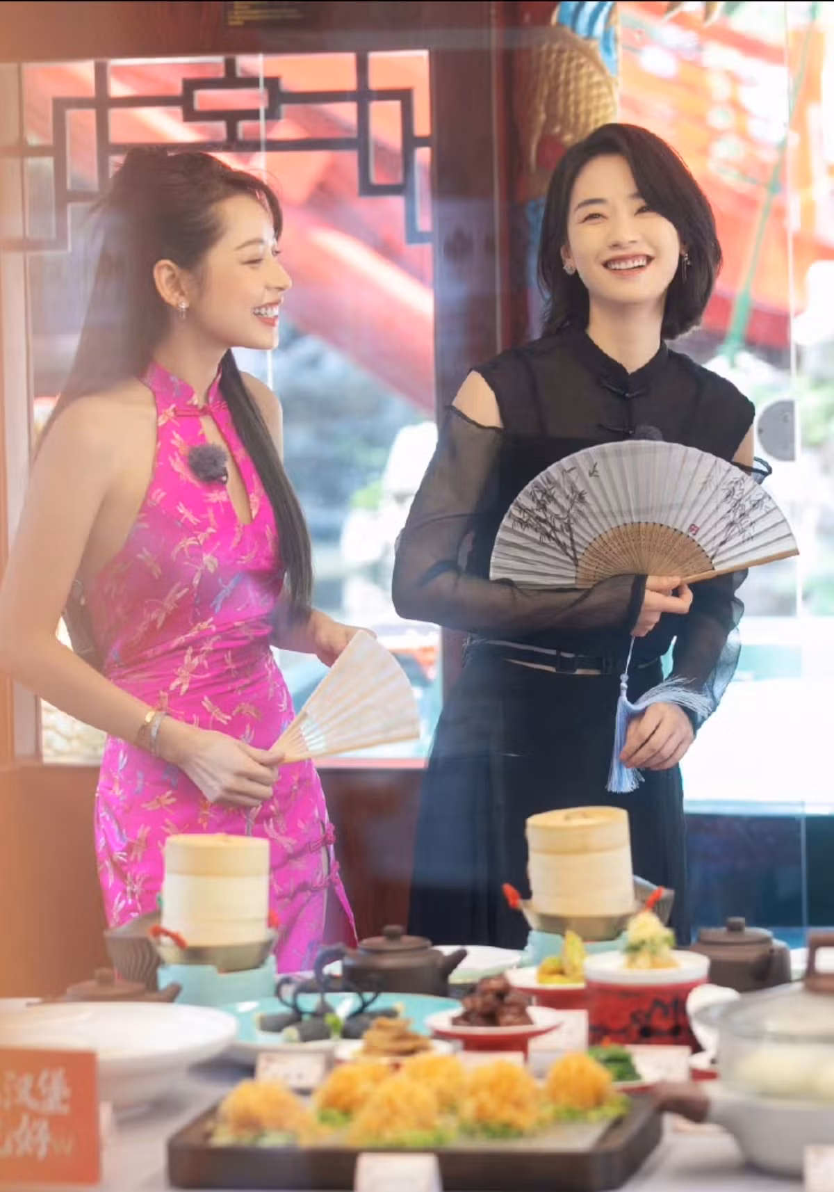 Tuy gặp khó khăn vì tiếng Trung chưa tốt nhưng Chi Pu vẫn chơi hết mình.