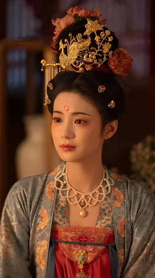 Trương Nhã Khâm được khen là mỹ nhân đẹp nhất Quốc Sắc Phương Hoa.