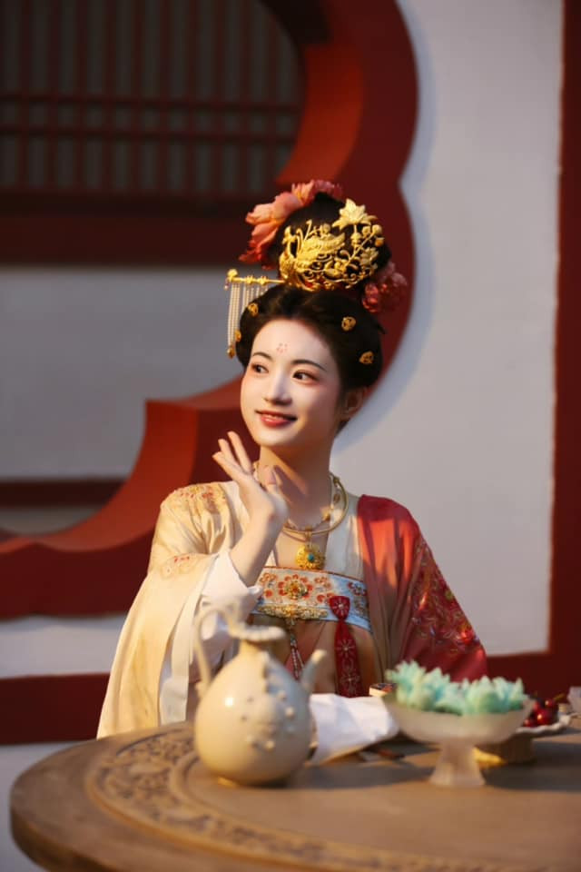 Trương Nhã Khâm được khen là mỹ nhân đẹp nhất Quốc Sắc Phương Hoa.