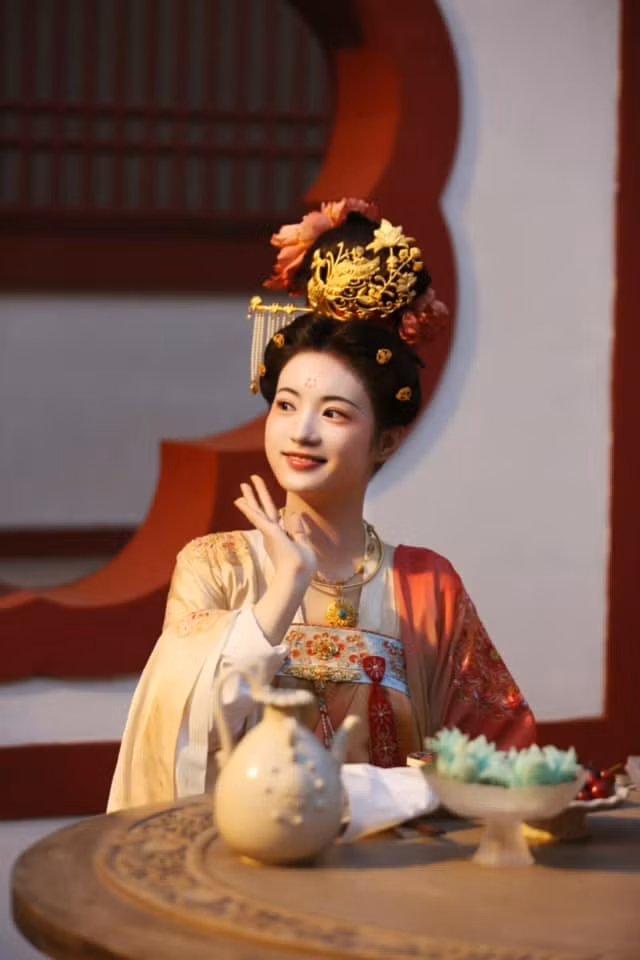 Trương Nhã Khâm được khen là mỹ nhân đẹp nhất Quốc Sắc Phương Hoa.