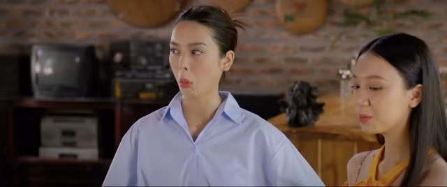 Huyền trở thành "bóng đèn" trước chuyện tình éo le.