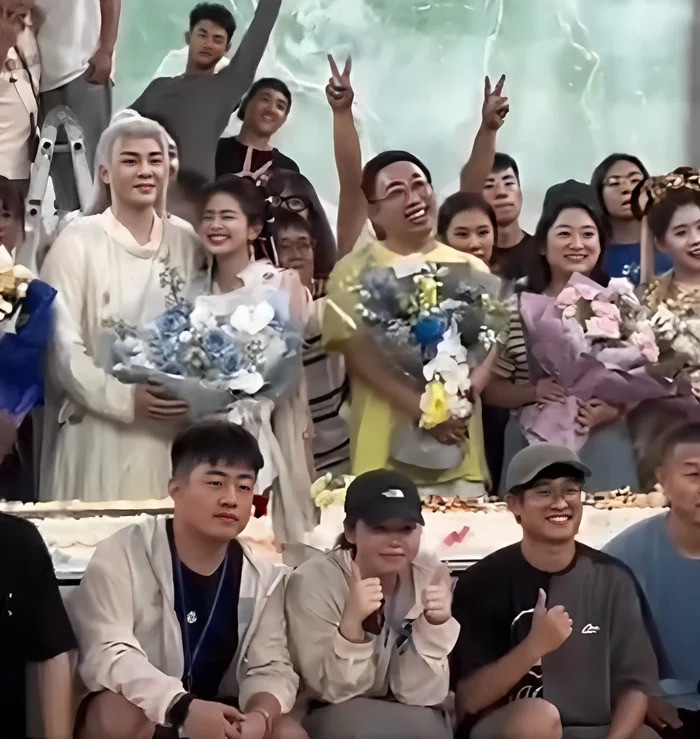 Vu Chính (ở giữa) và đoàn làm phim trong ngày đóng máy.