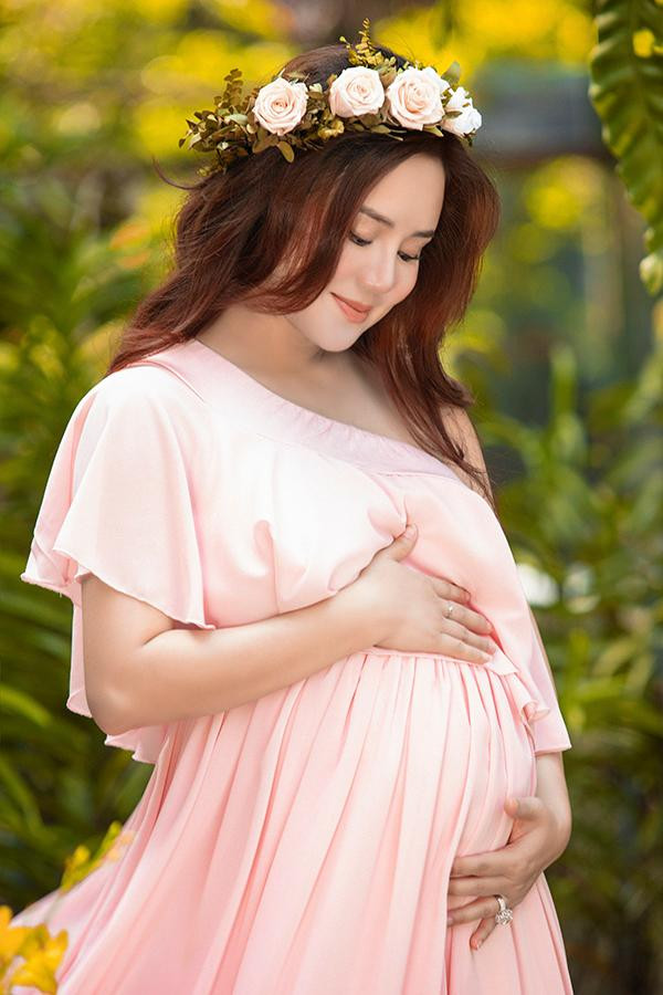 Vy Oanh vướng nhiều thị phi khi mang bầu lần 3. Vy Oanh vướng nhiều thị phi khi mang bầu lần 3.