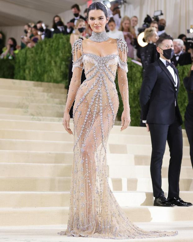 Đoàn Di Băng bị nghi mặc váy 'nhái' thiết kế mà Kendall Jenner từng diện tại Met Gala 2021. Đoàn Di Băng bị nghi mặc váy 'nhái' thiết kế mà Kendall Jenner từng diện tại Met Gala 2021.