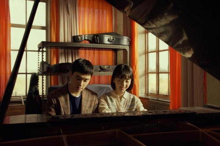 D.O. phải tập piano rất nhiều cho những đoạn "đấu đàn" trong phim.