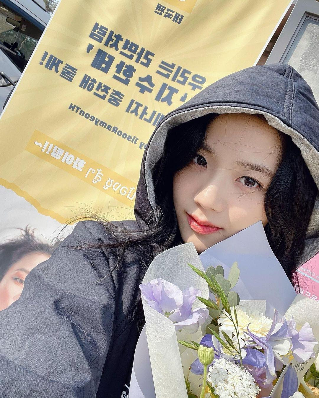 Jisoo khoe ảnh selfie chụp trên phim trường cũng bị chê trách Jisoo khoe ảnh selfie chụp trên phim trường cũng bị chê trách