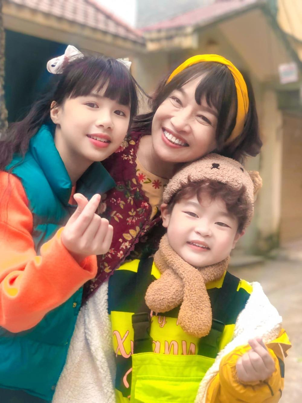 Bà Bích Tú Oanh vẫn rất trẻ trung Bà Bích Tú Oanh vẫn rất trẻ trung