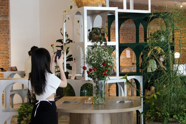 Các bạn trẻ hứng thú với những “món quà” đặc biệt Các bạn trẻ hứng thú với những “món quà” đặc biệt