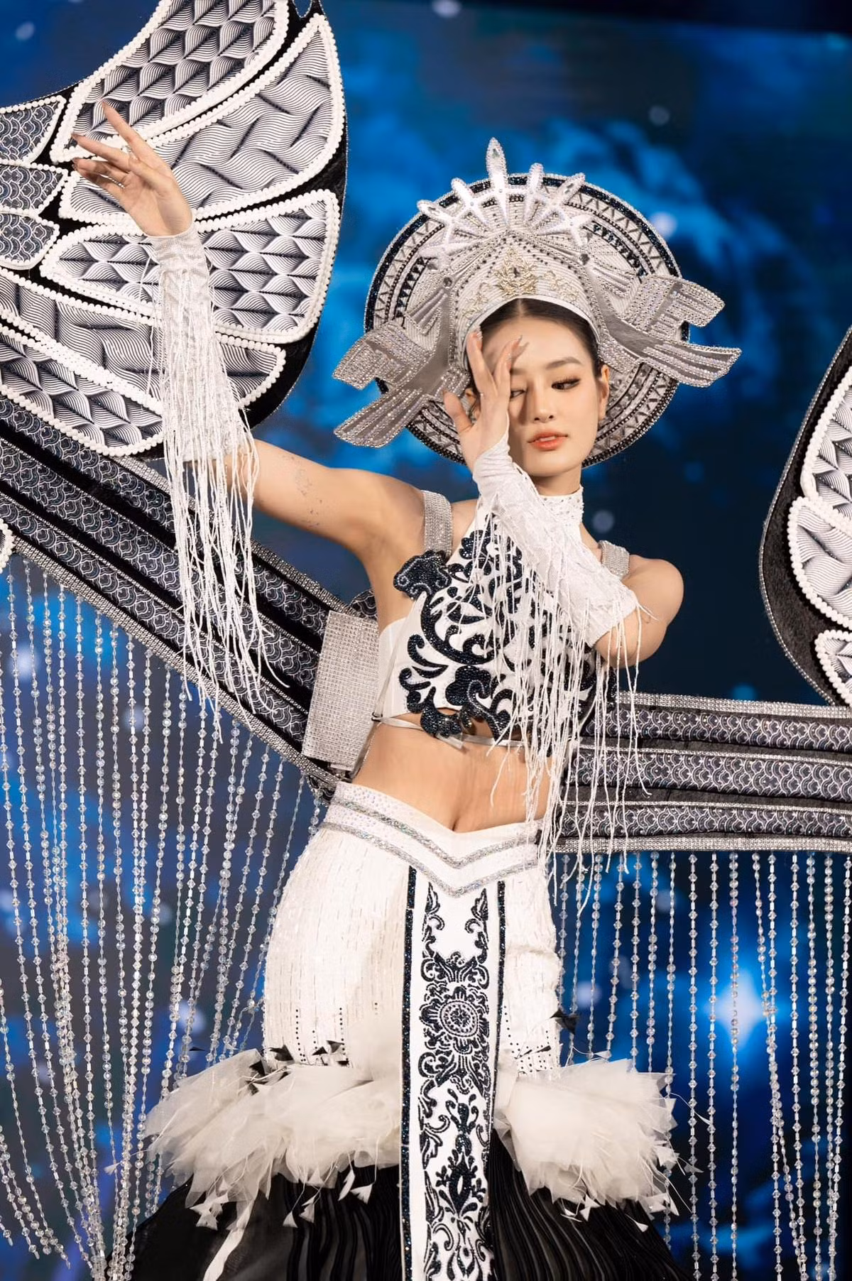 Trang phục khá cồng kềnh và gây khó khăn khi trình diễn.