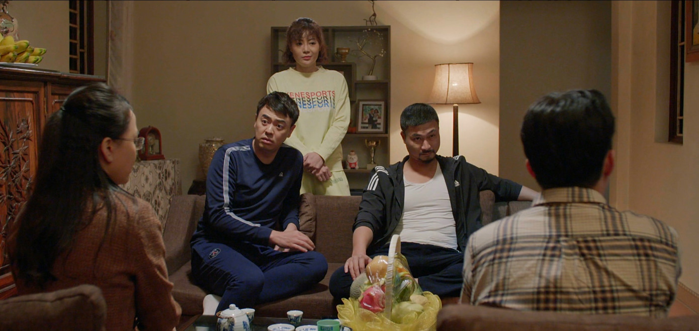 Vợ của Tuệ không vui khi anh chồng tự dưng xuất hiện. Vợ của Tuệ không vui khi anh chồng tự dưng xuất hiện.