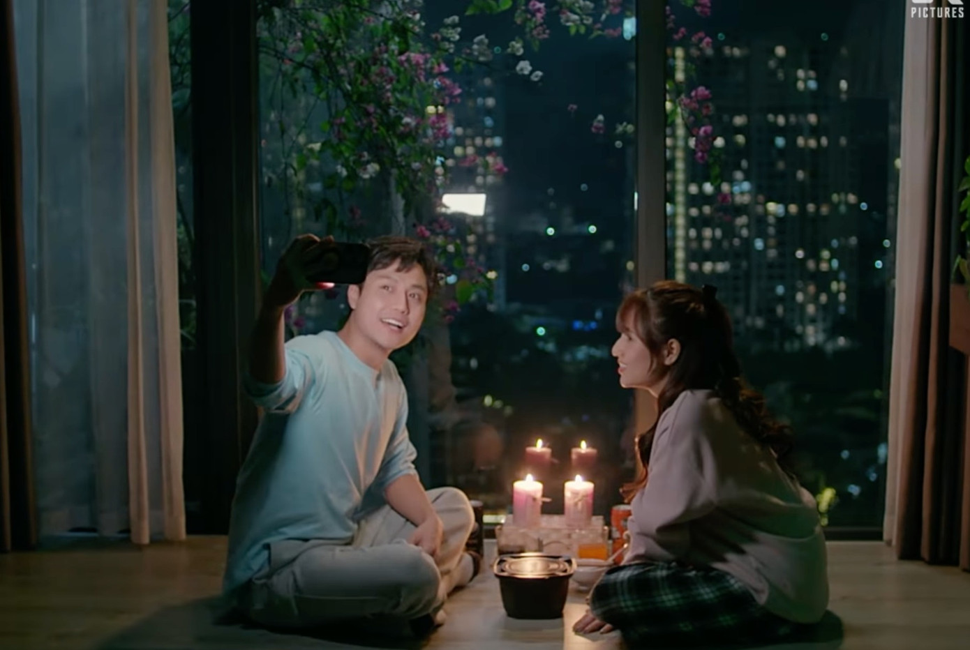 Họ còn đối mặt với biến cố ly hôn. Họ còn đối mặt với biến cố ly hôn.