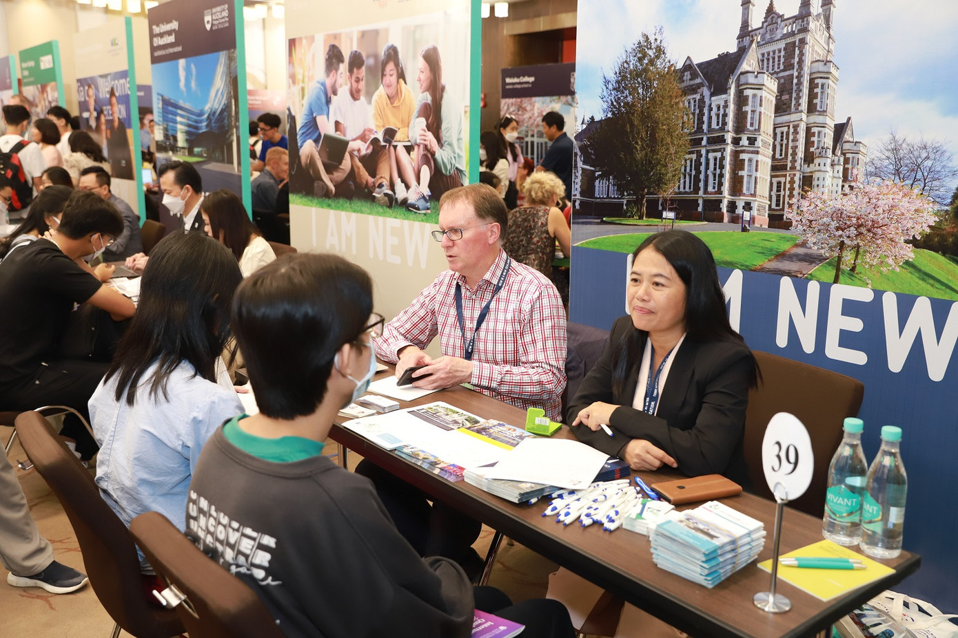 Tư vấn chuyên sâu từ các đại diện trường sẽ giúp bạn hoàn thiện hồ sơ và có chiến lược săn học bổng của các trường một cách hiệu quả.