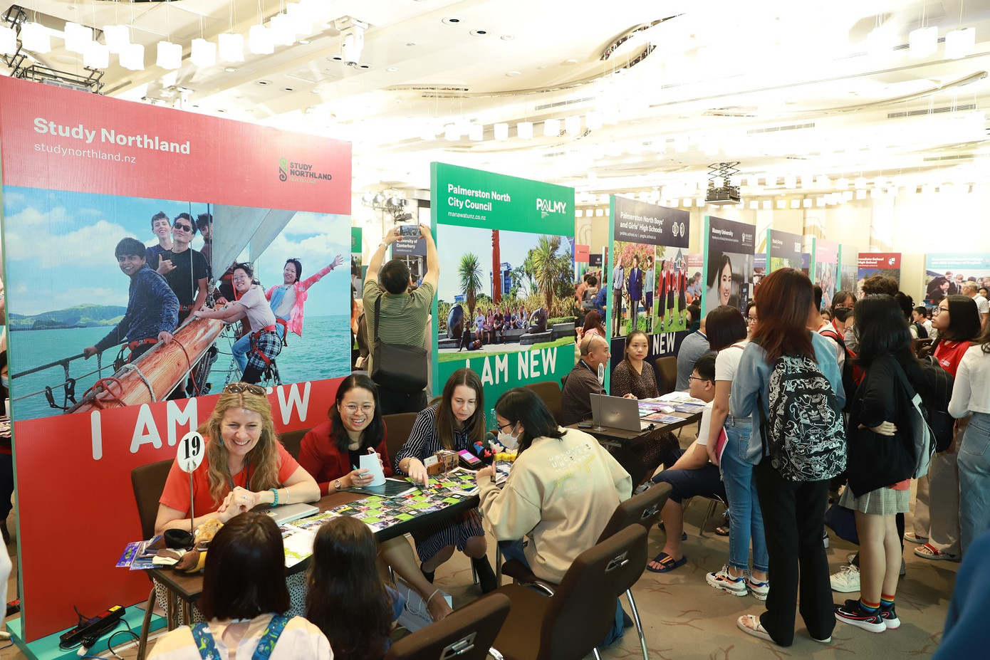 Các đại diện đến từ 30 đơn vị giáo dục uy tín từ New Zealand đã sẵn sàng để hỏi xoáy - đáp sâu cùng gen Z vào tháng Mười này