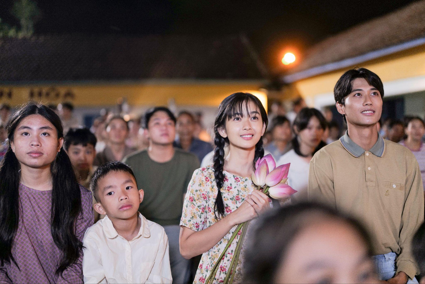 Mơ mộng tuổi mới lớn dần được thay bằng những khó khăn rất “đời”. Mơ mộng tuổi mới lớn dần được thay bằng những khó khăn rất “đời”.