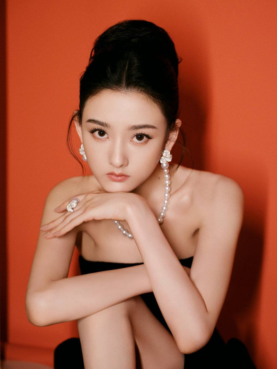 Tống Tổ Nhi trở lại dồn dập với các dự án thu hút lượng thảo luận cao. Tống Tổ Nhi trở lại dồn dập với các dự án thu hút lượng thảo luận cao.