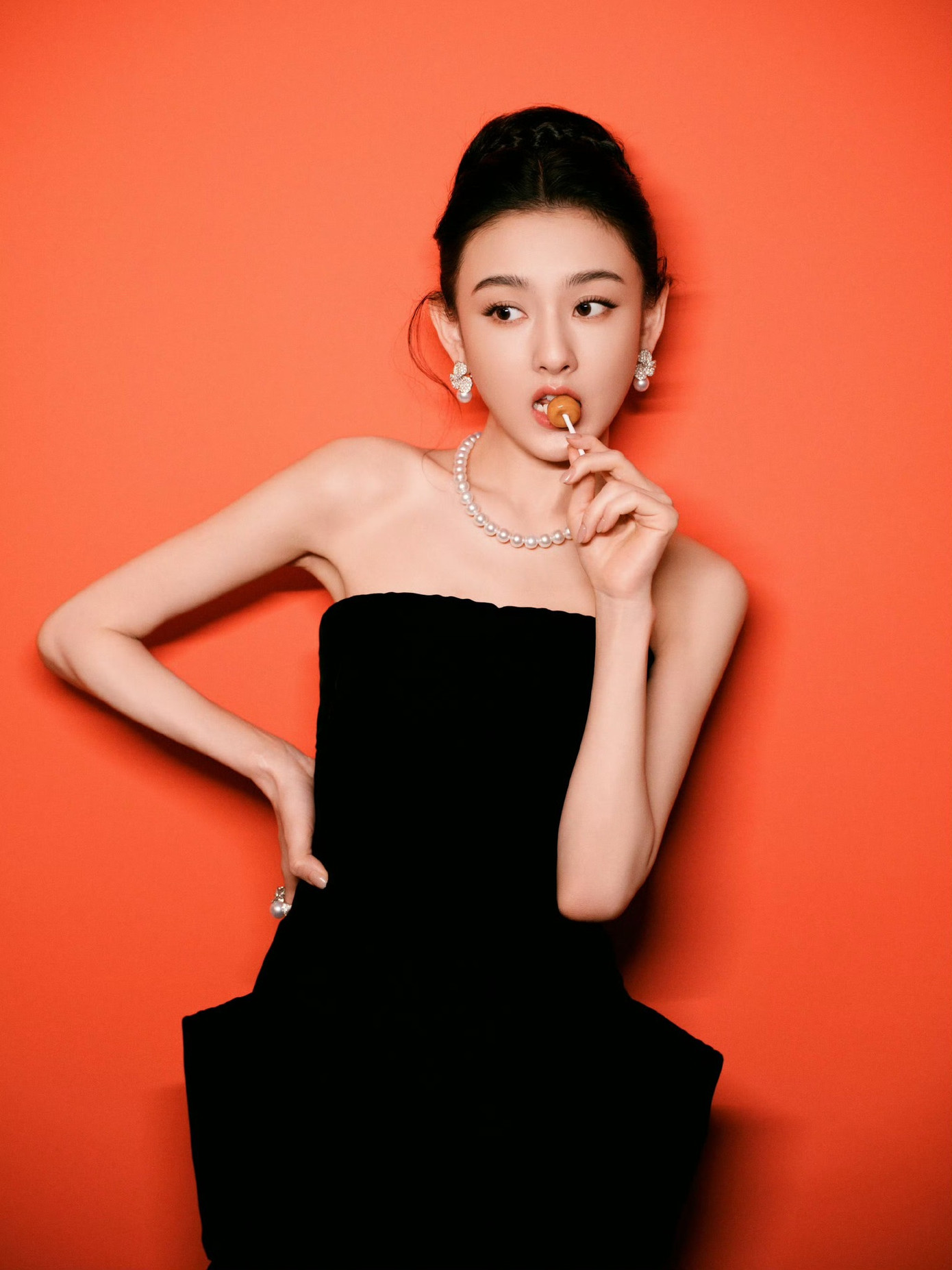 Tống Tổ Nhi trở lại dồn dập với các dự án thu hút lượng thảo luận cao. Tống Tổ Nhi trở lại dồn dập với các dự án thu hút lượng thảo luận cao.