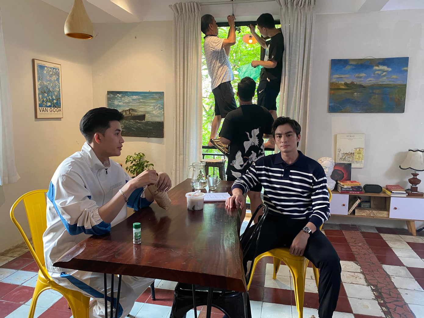 Nam diễn viên phải mặc áo len giữa tiết trời trên 40 độ.