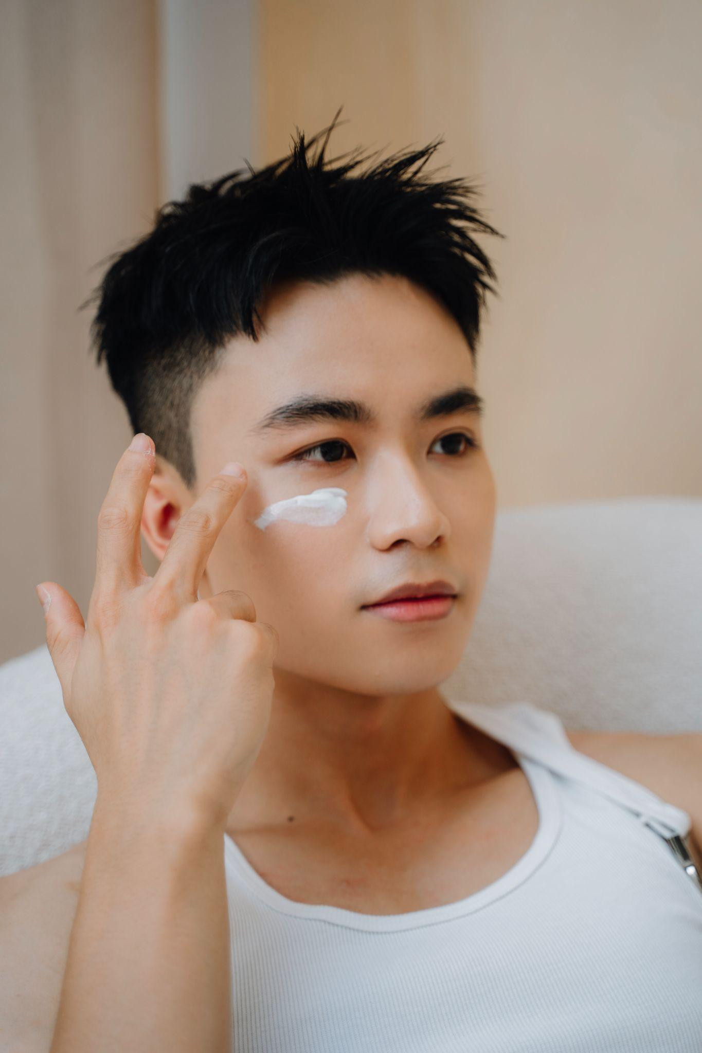 Lương Đỗ - chàng trai gây bất ngờ với những chia sẻ rất hữu ích về skincare cho nam giới.