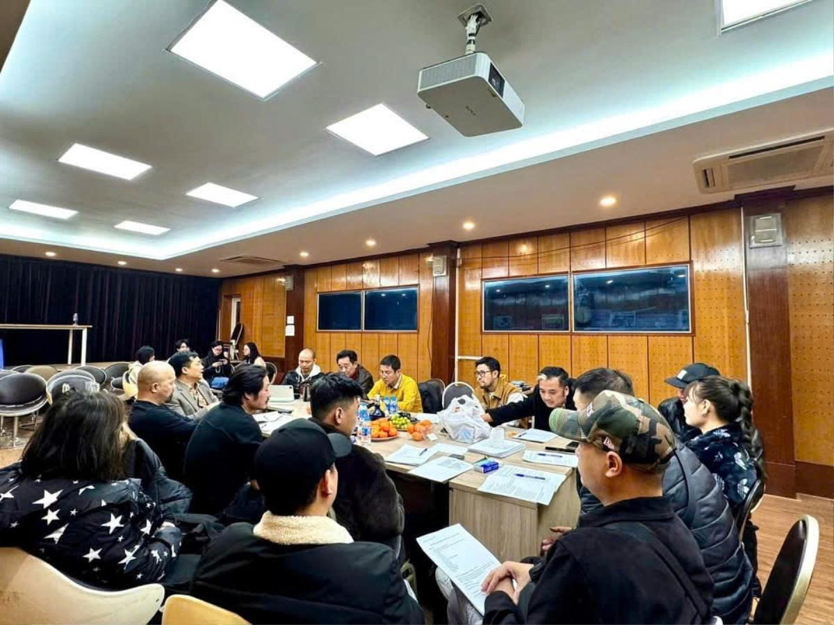 NSƯT Chí Trung khoe ảnh đang tập luyện cho Táo Quân 2025. NSƯT Chí Trung khoe ảnh đang tập luyện cho Táo Quân 2025.