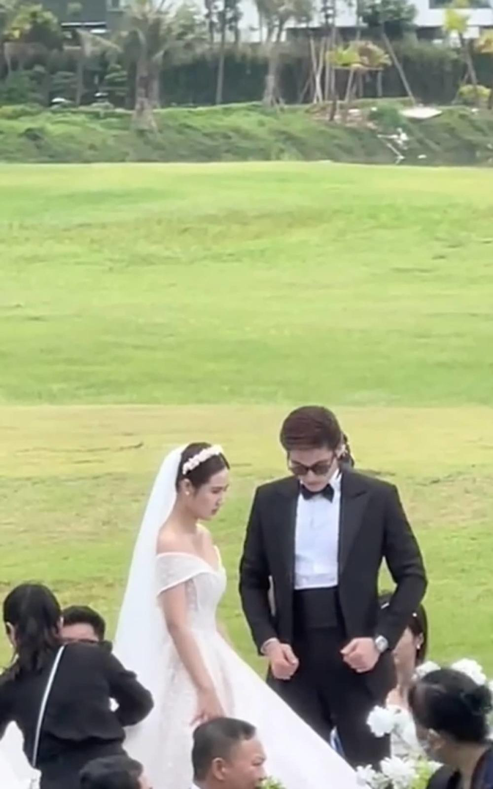 Bức ảnh được chụp trong ngày quay cảnh đám cưới của Duy, Trang Bức ảnh được chụp trong ngày quay cảnh đám cưới của Duy, Trang