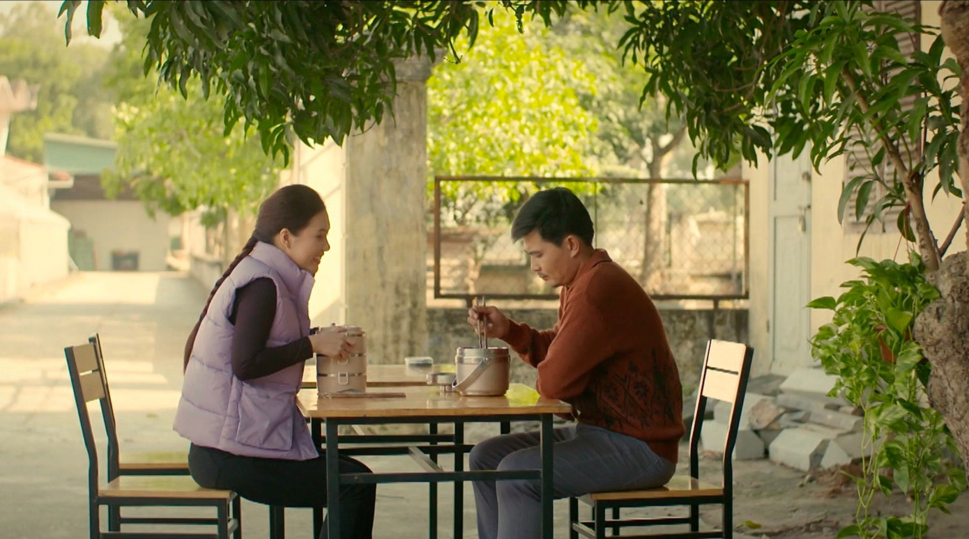 Phương chỉ biết ngậm ngùi nhìn chồng mình vui vẻ bên cô gái khác