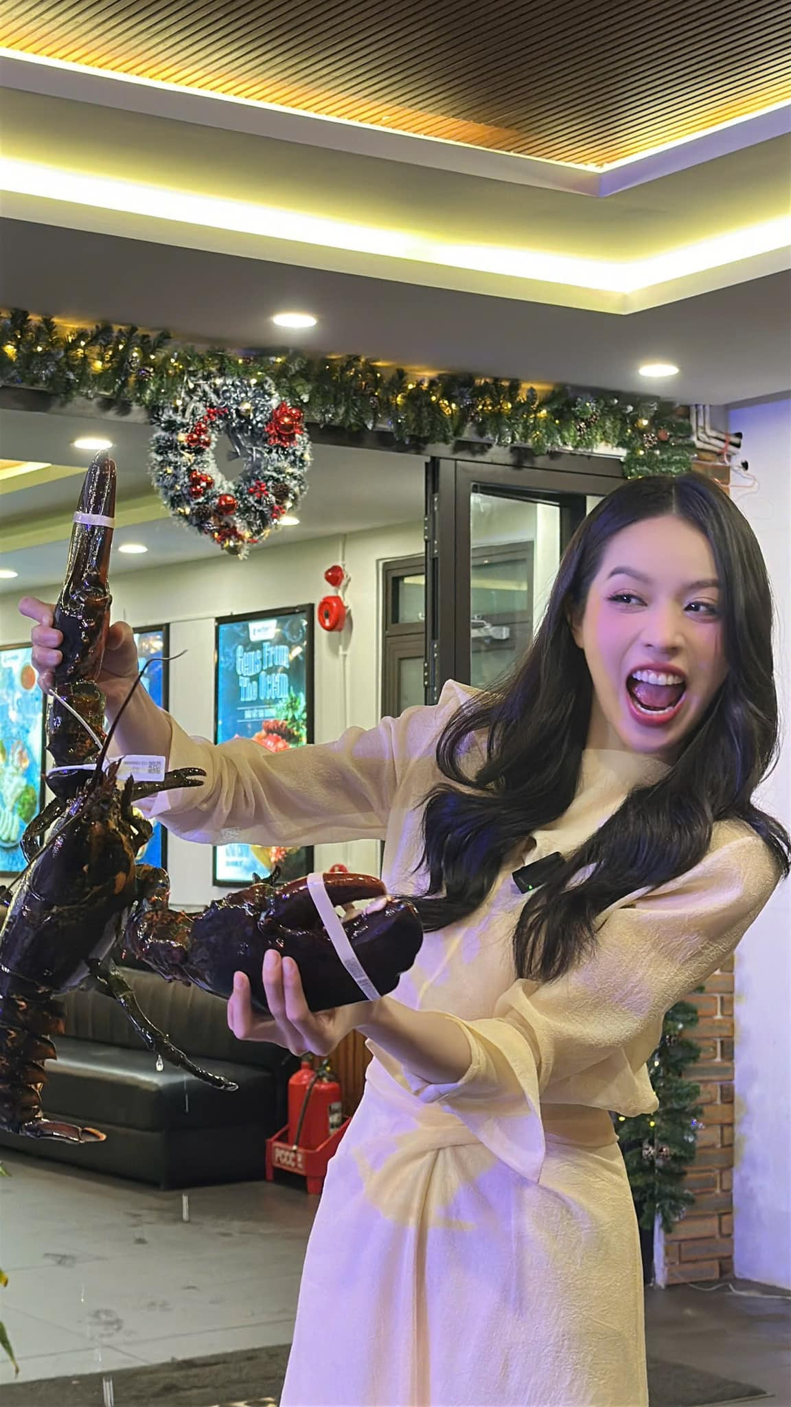 Hoa hậu Thanh Thủy ghi điểm với hình ảnh thân thiện hài hước. Hoa hậu Thanh Thủy ghi điểm với hình ảnh thân thiện hài hước.