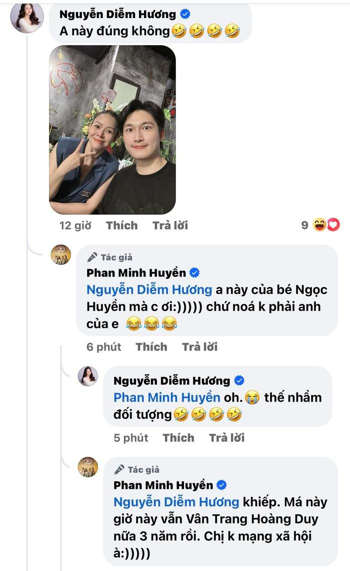 Nhưng Huyền Lizzie đã nói hộ Đình Tú, thậm chí cười phá lên vì đồng nghiệp update chậm. Nhưng Huyền Lizzie đã nói hộ Đình Tú, thậm chí cười phá lên vì đồng nghiệp update chậm.