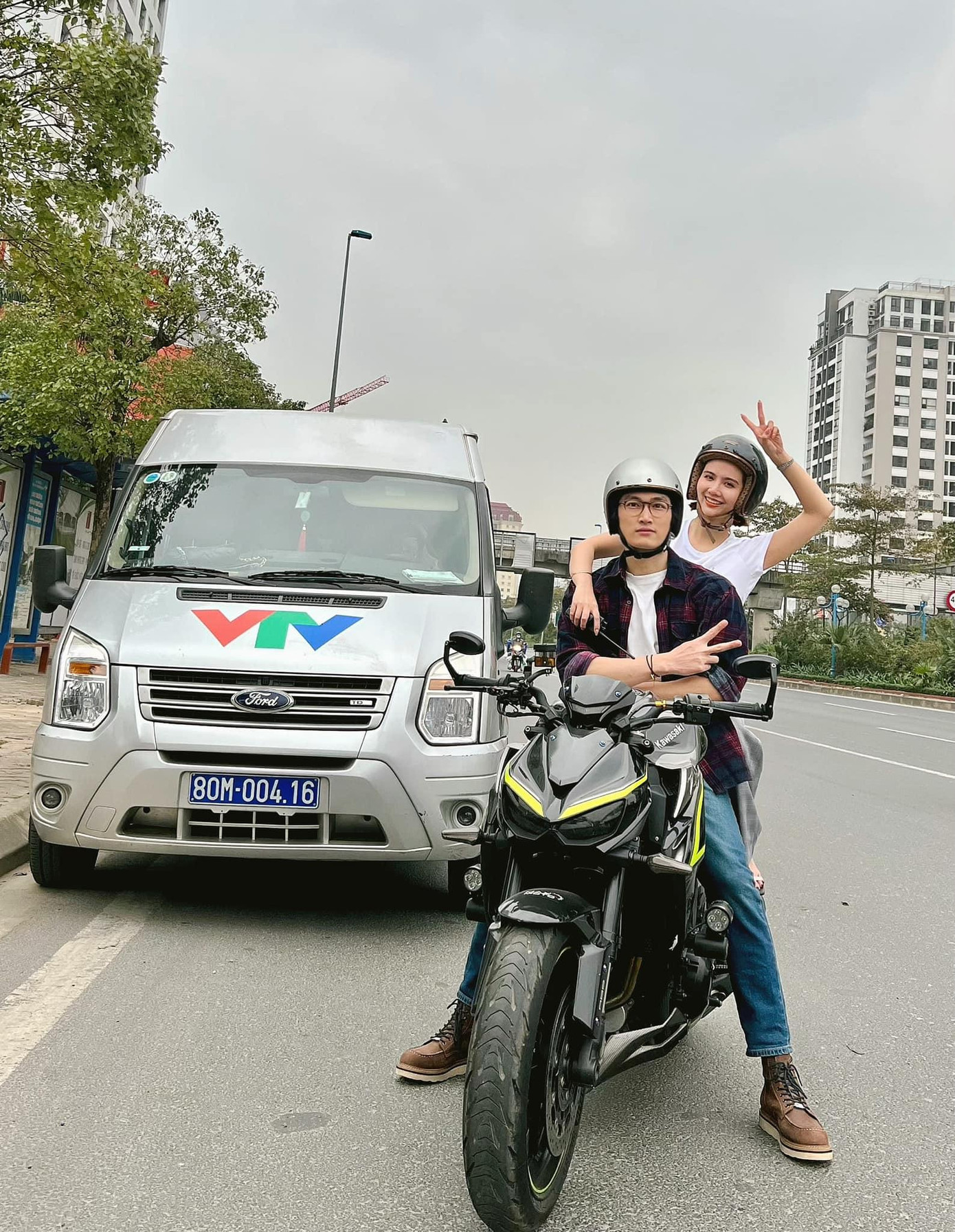 Hai diễn viên hạn chế hành động thân thiết Hai diễn viên hạn chế hành động thân thiết