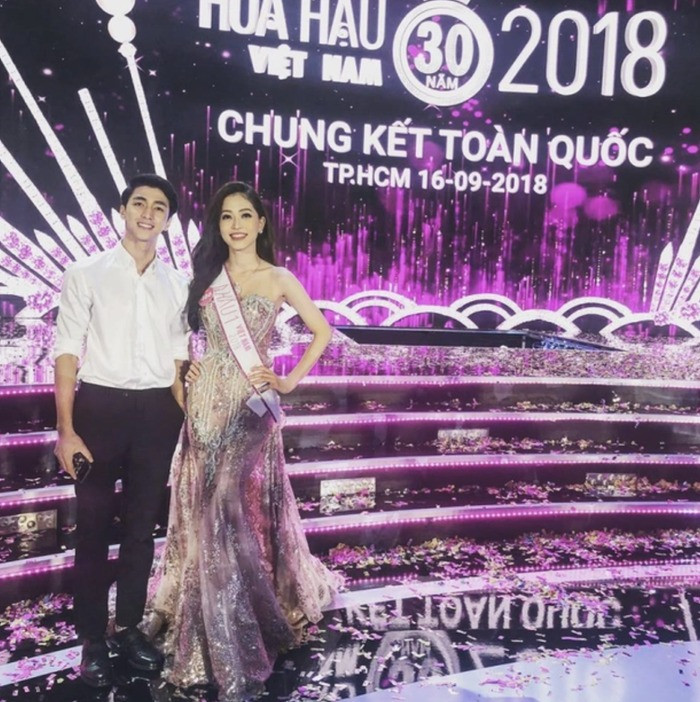 Bình An chúc mừng bạn gái trong Chung kết Hoa hậu Việt Nam 2018.