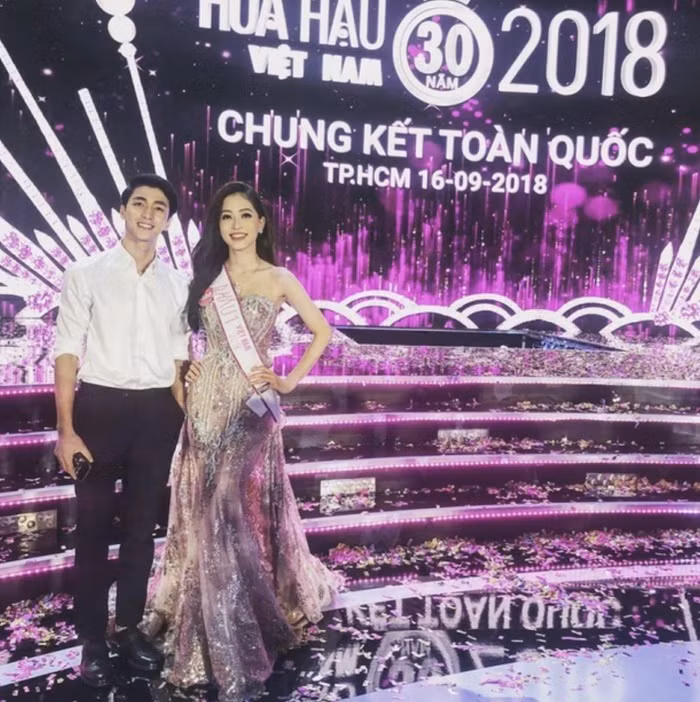Bình An chúc mừng bạn gái trong Chung kết Hoa hậu Việt Nam 2018. Bình An chúc mừng bạn gái trong Chung kết Hoa hậu Việt Nam 2018.