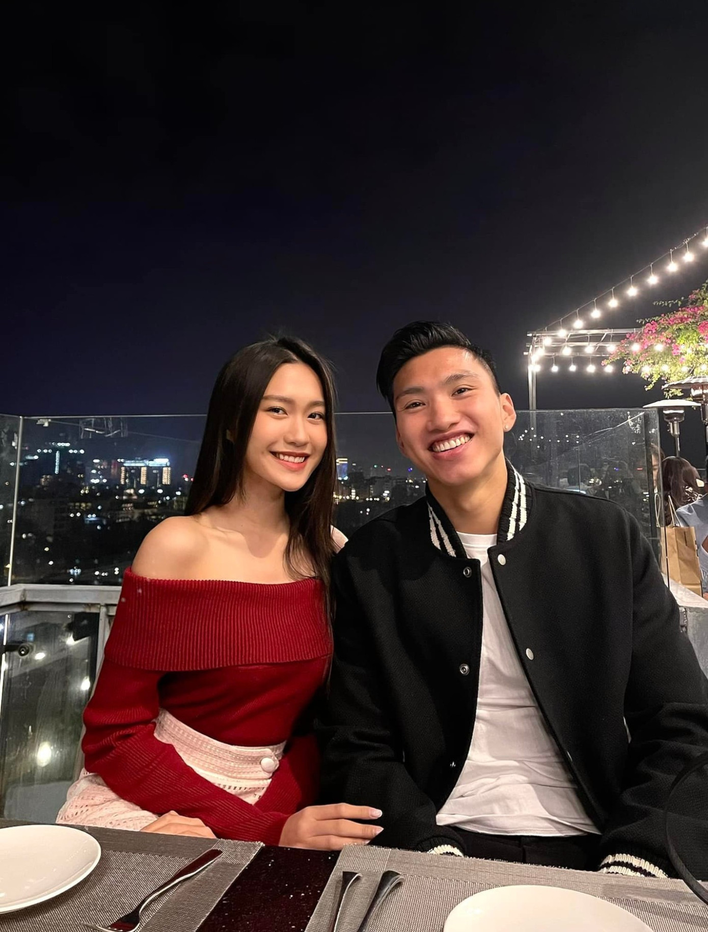 Hai người đã công khai hẹn hò và nhận được sự chúc phúc từ mọi người.