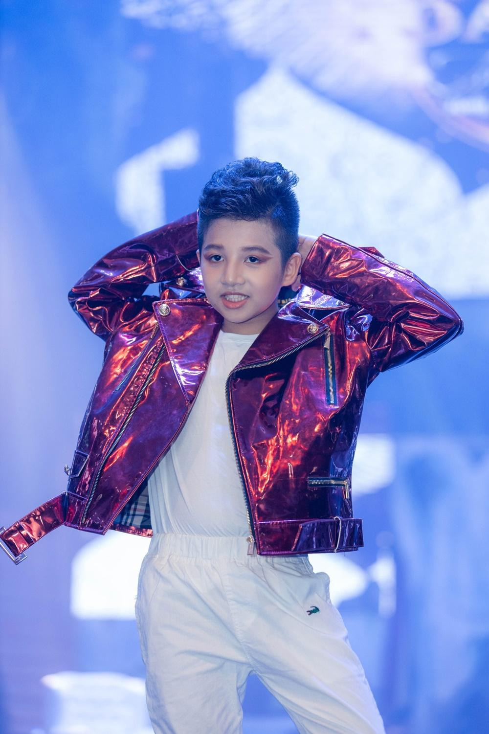 Trong đêm Gala Toả sáng thiên thần nhí 2022, Minh Cường cũng được NTK Châu Loan lựa chọn làm gương mặt trình diễn vị trí vedette. Trong đêm Gala Toả sáng thiên thần nhí 2022, Minh Cường cũng được NTK Châu Loan lựa chọn làm gương mặt trình diễn vị trí vedette.