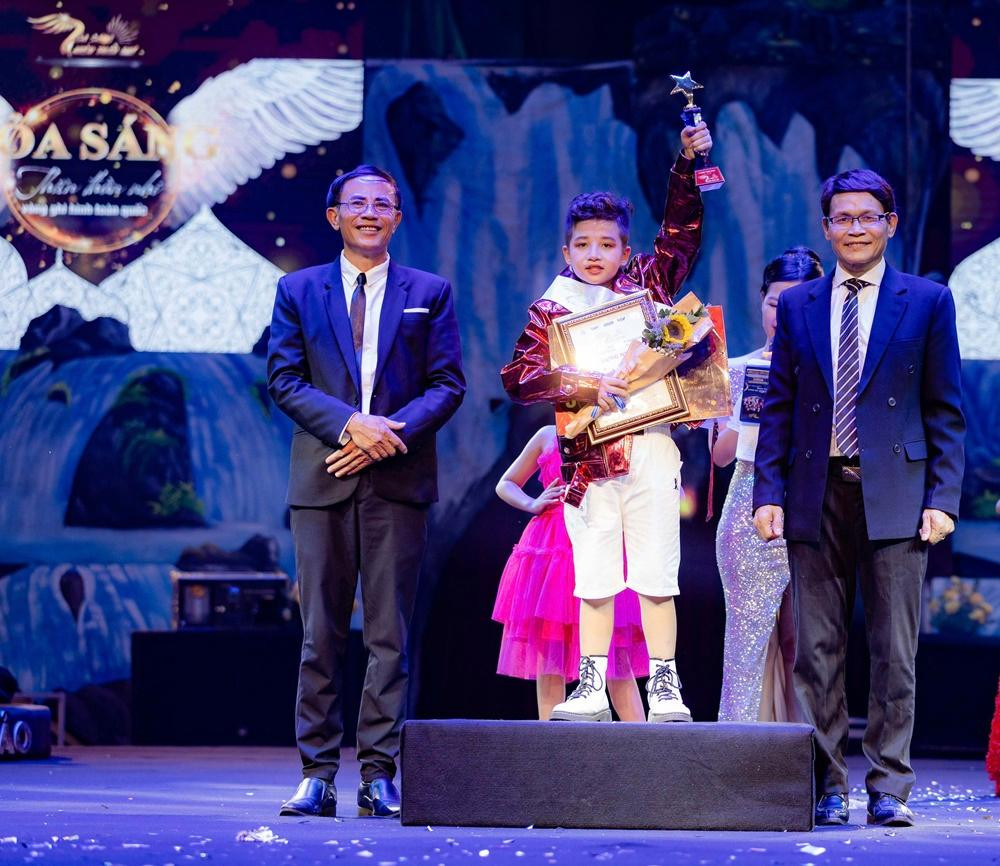 Nguyễn Minh Cường xuất sắc giành ngôi Quán quân Tỏa sáng thiên thần nhí 2022. Ảnh: BTC Nguyễn Minh Cường xuất sắc giành ngôi Quán quân Tỏa sáng thiên thần nhí 2022. Ảnh: BTC