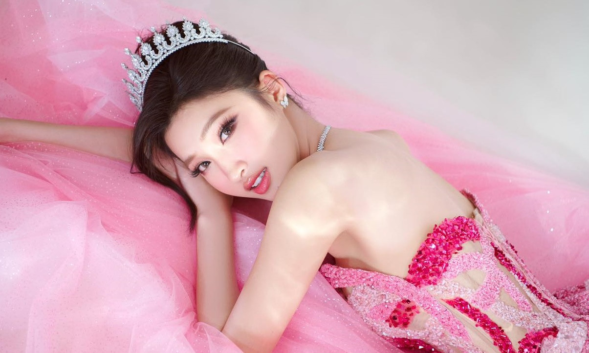 Ê-kíp của Phương Nhi vẫn chưa hé lộ các trang phục mà nàng hậu mang tới Nhật. Ê-kíp của Phương Nhi vẫn chưa hé lộ các trang phục mà nàng hậu mang tới Nhật.