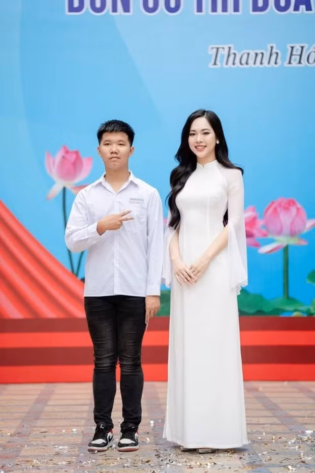 Á hậu Trịnh Thùy Linh khoe ảnh chụp chung với Quán quân Olympia 2023.