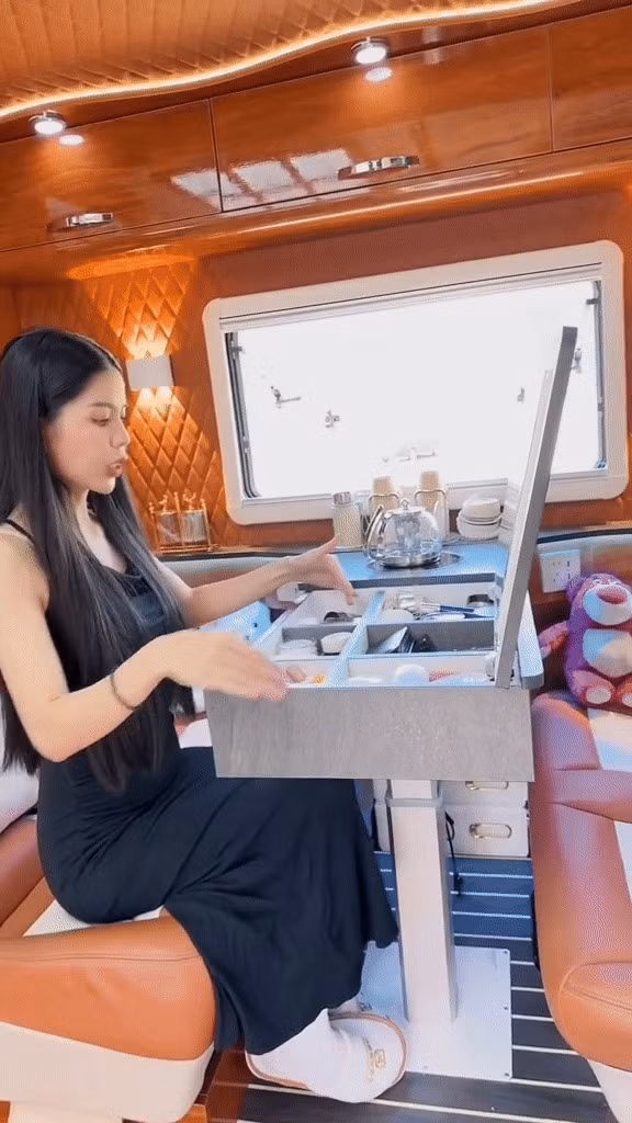 Hằng Du Mục nổi tiếng từ những video chu du trên chiếc xe dạng nhà di động. Hằng Du Mục nổi tiếng từ những video chu du trên chiếc xe dạng nhà di động.