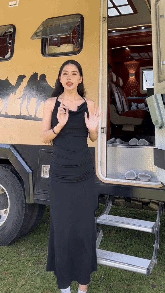 Hằng Du Mục nổi tiếng từ những video chu du trên chiếc xe dạng nhà di động. Hằng Du Mục nổi tiếng từ những video chu du trên chiếc xe dạng nhà di động.