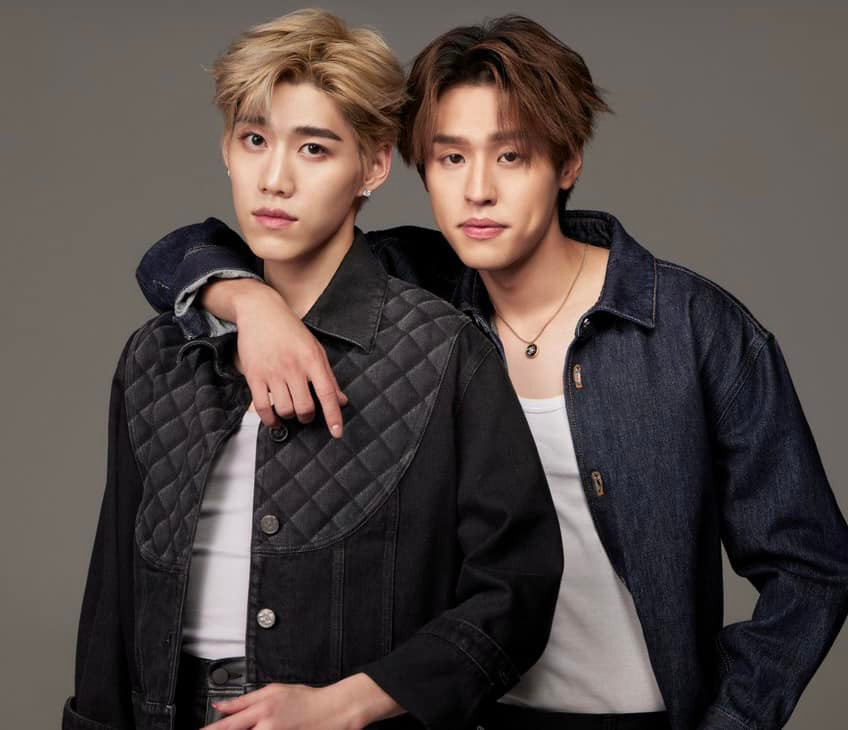 Hai nam diễn viên thân thiết từ trong phim ra ngoài đời. Hai nam diễn viên thân thiết từ trong phim ra ngoài đời.