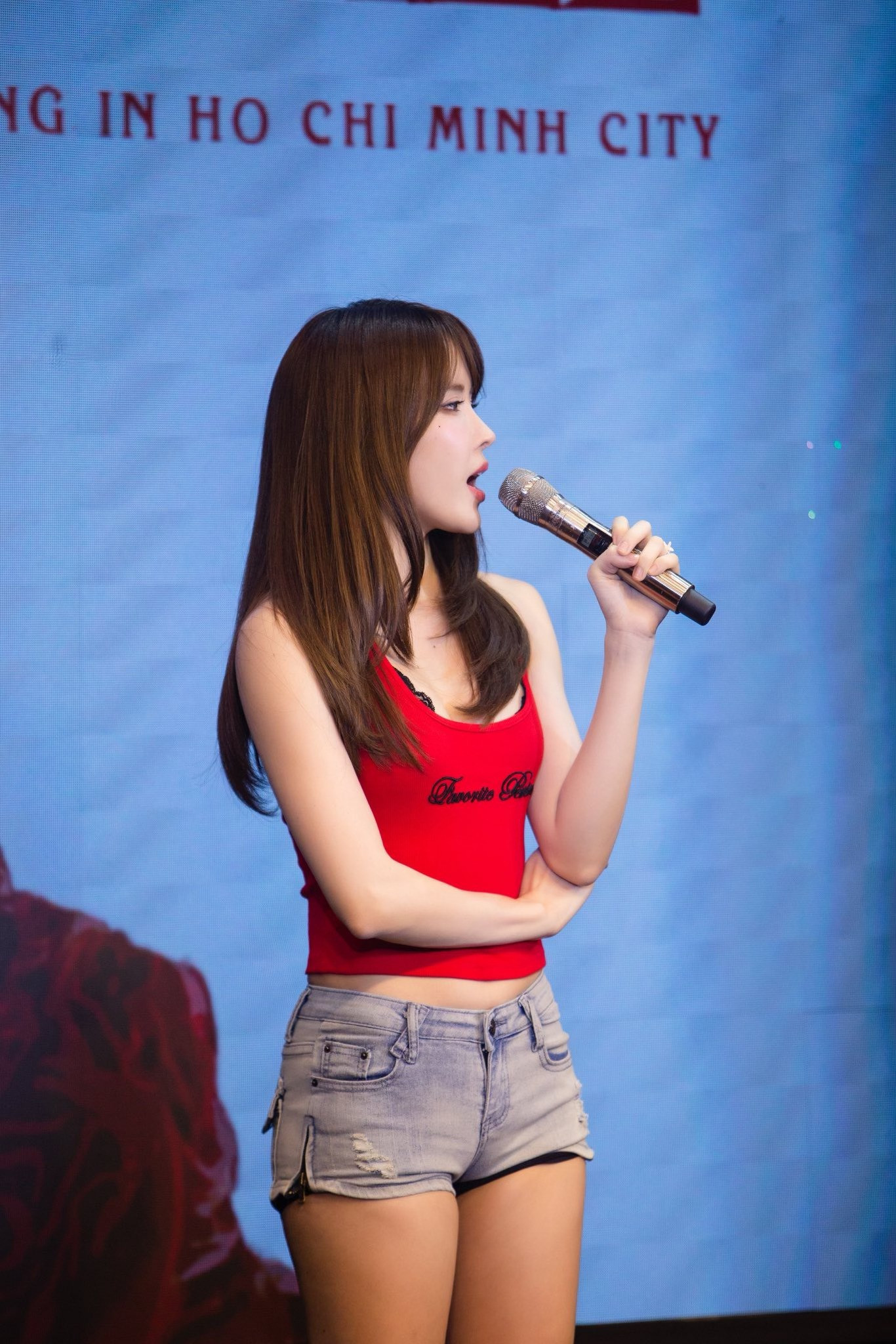 Những set đồ gây tranh cãi của Thiều Bảo Trâm trong fan meeting.