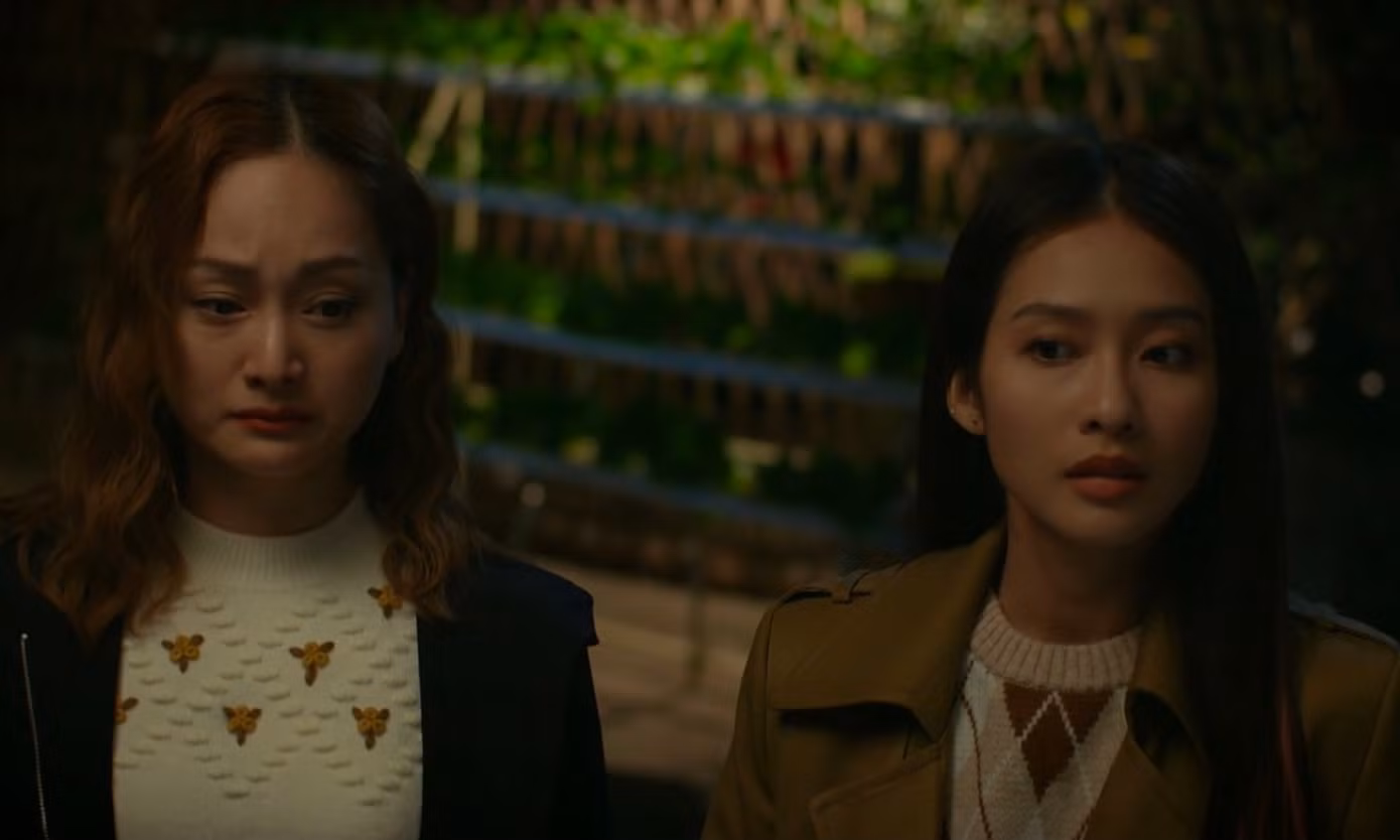 Trâm Anh và Hà lặng lẽ bám theo Công Trâm Anh và Hà lặng lẽ bám theo Công