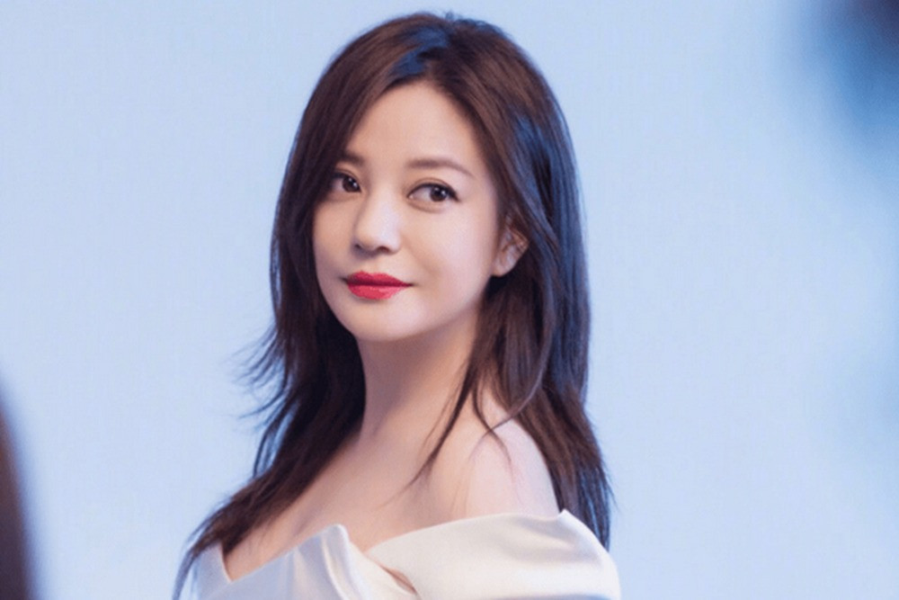 Nữ diễn viên bị nghi có tính toán tìm cách trở lại showbiz.