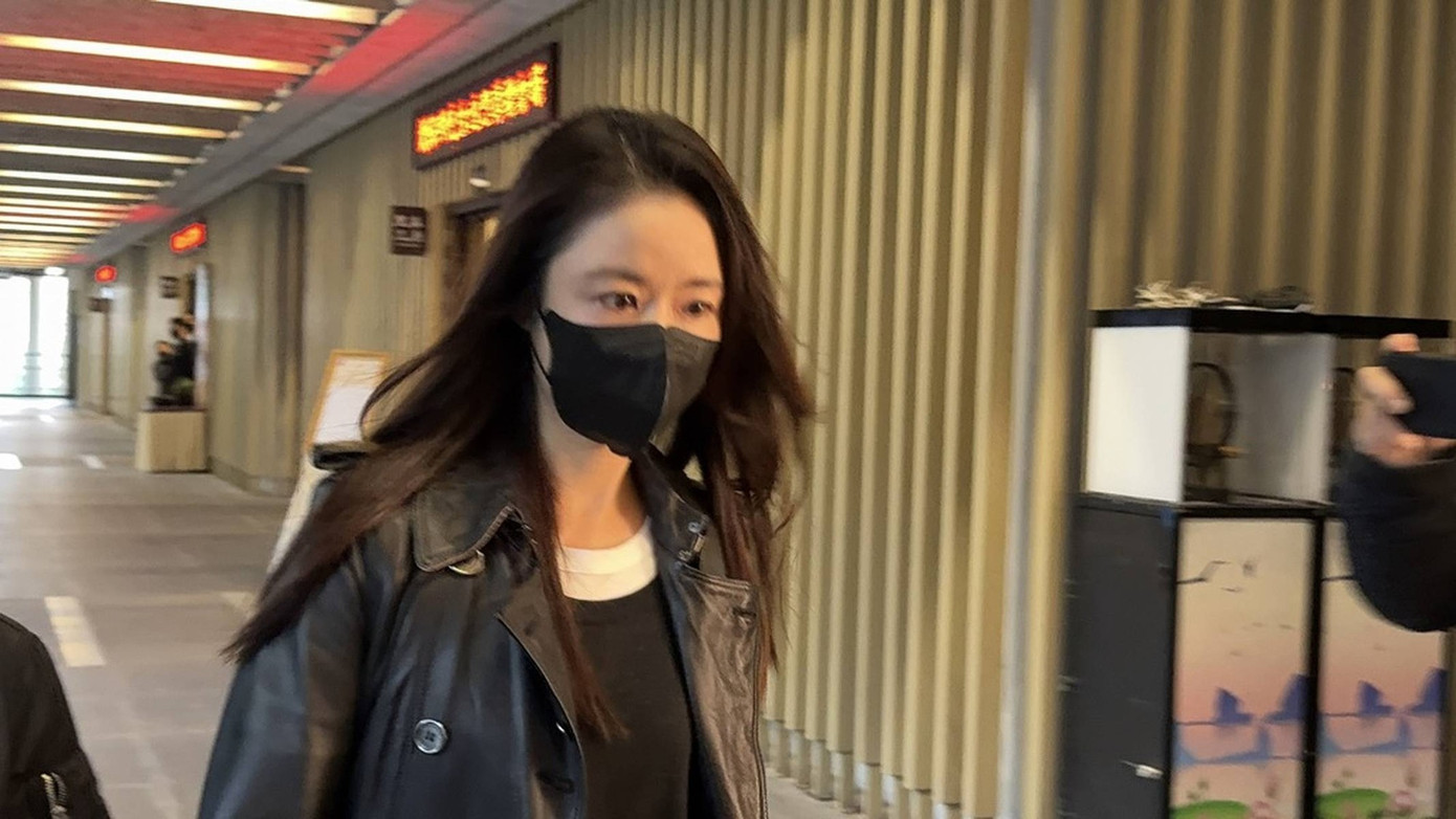 Lâm Tâm Như đau buồn xuất hiện trong tang lễ của nhà văn Quỳnh Dao.