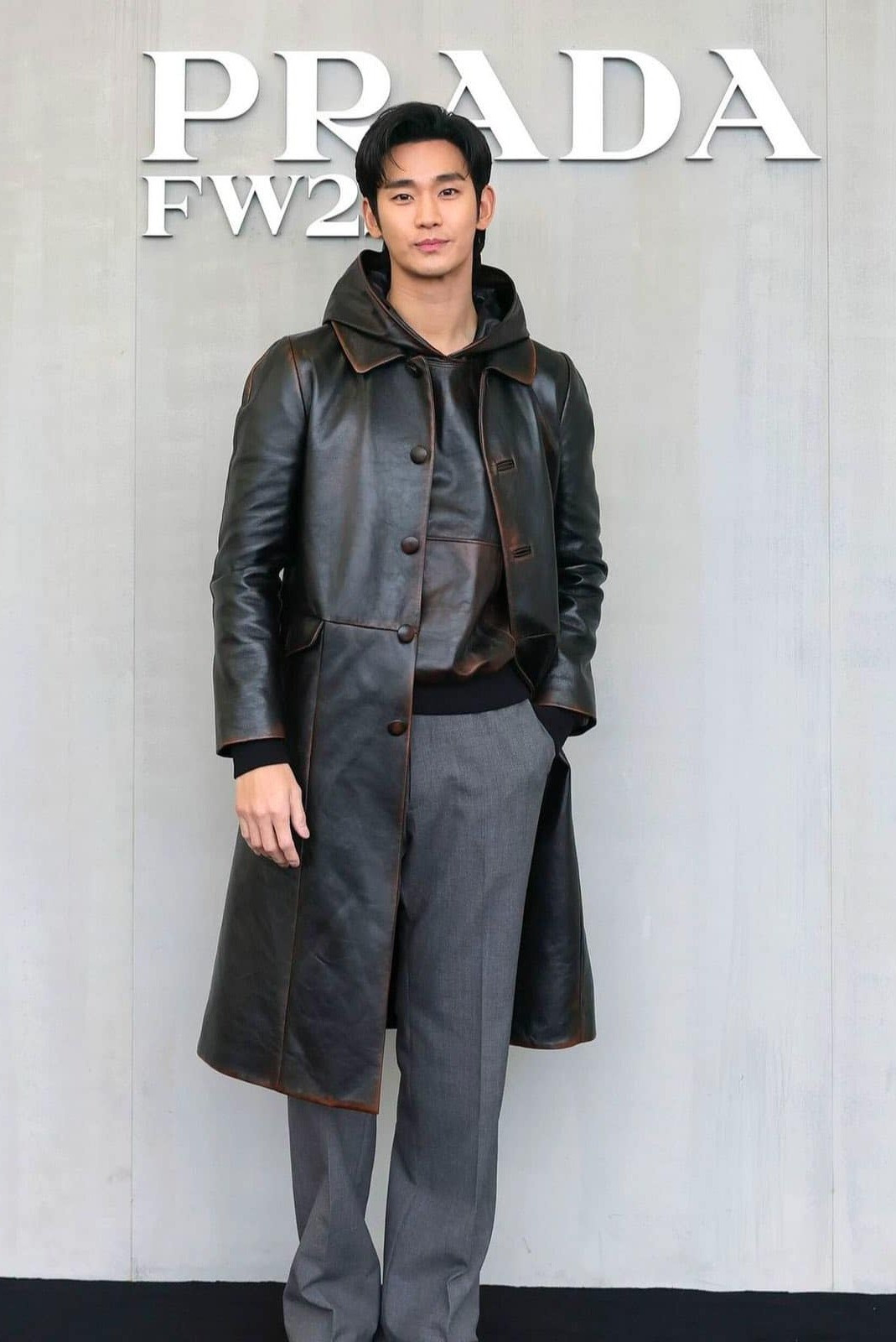 Kim Soo Hyun mới bắt tay với Prada chưa lâu.