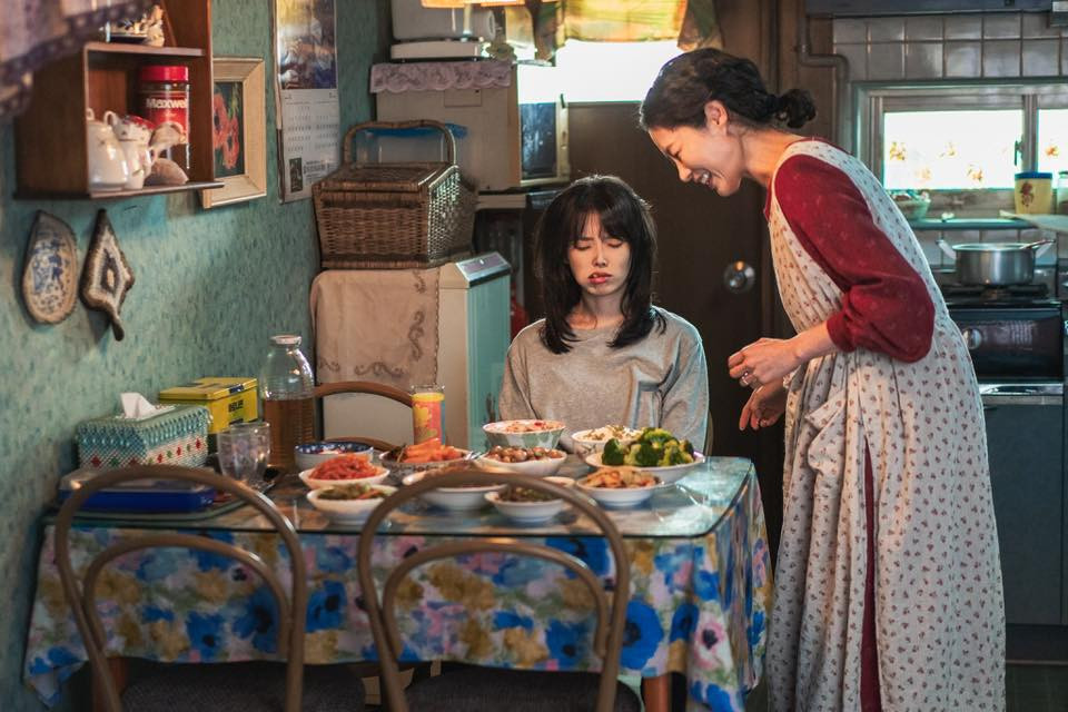 Mỗi khi về nhà, Geum Myeong đều được bố mẹ cưng chiều.