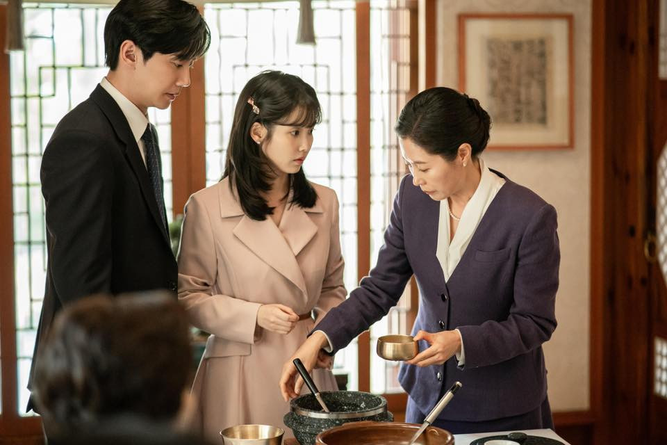 Ae Sun ra tay giúp con gái múc nước gạo cháy.