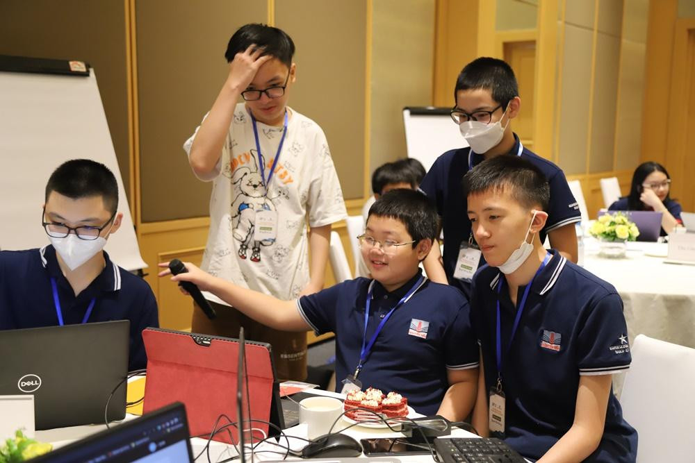 Không ít bạn nhỏ “rơi vào trầm tư" khi bước chân thế giới lập trình, nhưng không sao nhé vì luôn có giáo viên sát cánh để “cứu bồ" ngay nè! Không ít bạn nhỏ “rơi vào trầm tư" khi bước chân thế giới lập trình, nhưng không sao nhé vì luôn có giáo viên sát cánh để “cứu bồ" ngay nè!