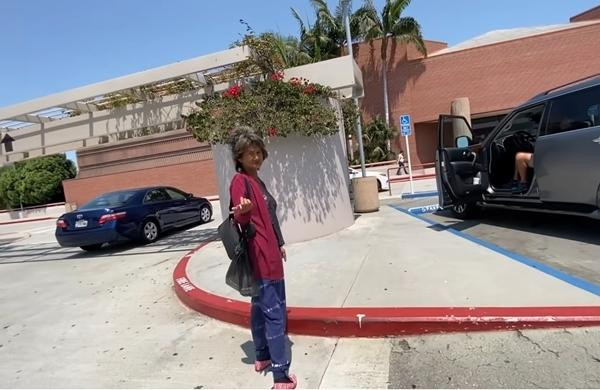 Nữ ca sĩ trong video mà người thân ghi lại. Nữ ca sĩ trong video mà người thân ghi lại.